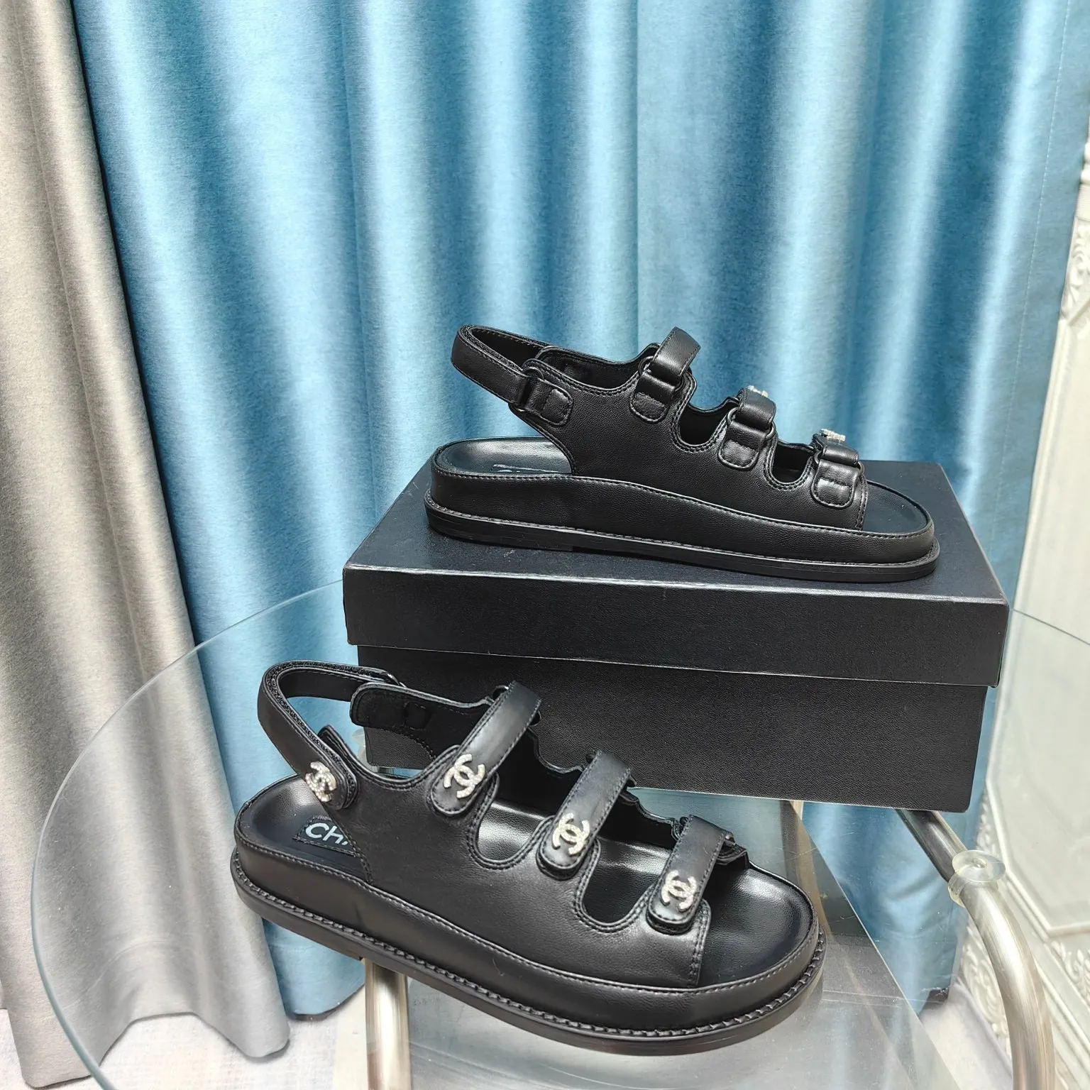 👟👟Ex-factory price 480👟👟 𝐂𝐡a𝐧𝐞𝐥 / Chanel 25ss spring and summer classic! Beach shoes are a hit all over the internet! The latest model from the counter, even on the feet, still makes me willing to buy it. Only after buying it will I know how fashionable it is. It must be ranked among the most popular models. It is invincible in all seasons. Various bloggers and Internet celebrities can see the matching styles. It is a super recommended model! This collection is available now. Purchased for 10600! Full-layer luxury leather outsole, original material! In eco-friendly sheepskin! Welcome to compare! Official catalog: Number of yards: 35-41, all equipped with top-notch counter-grade packaging!
